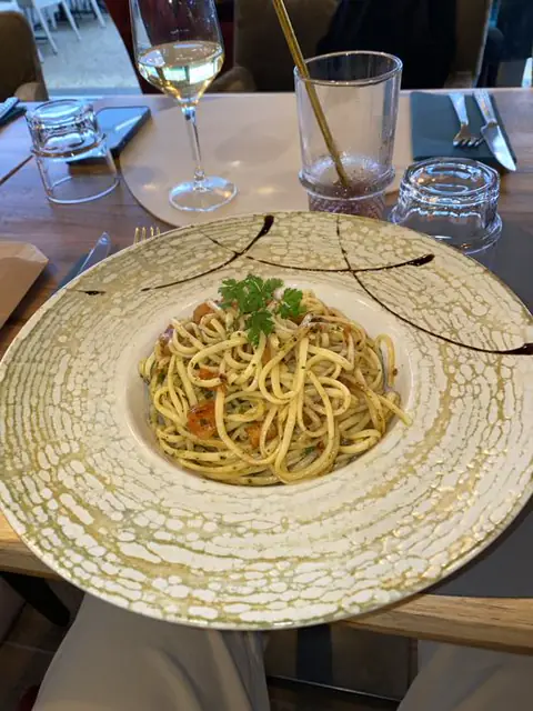 Braquage à l’italienne, linguine aux tomates fraîches et pesto