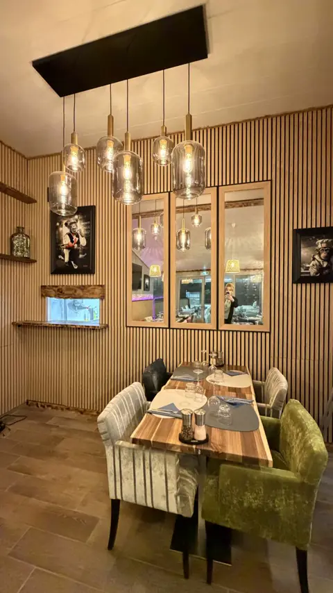 Une table dressée sous les suspensions