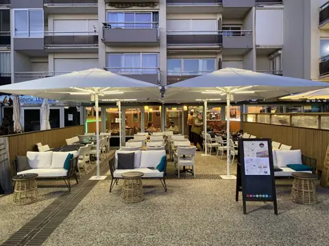 La terrasse sous les parasols blancs